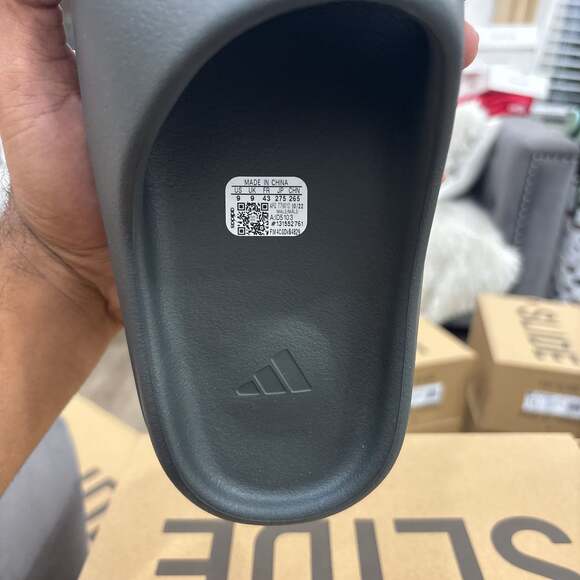 Size 9 Adidas Yeezy Slides Dark Onyx - Picture 2 of 4